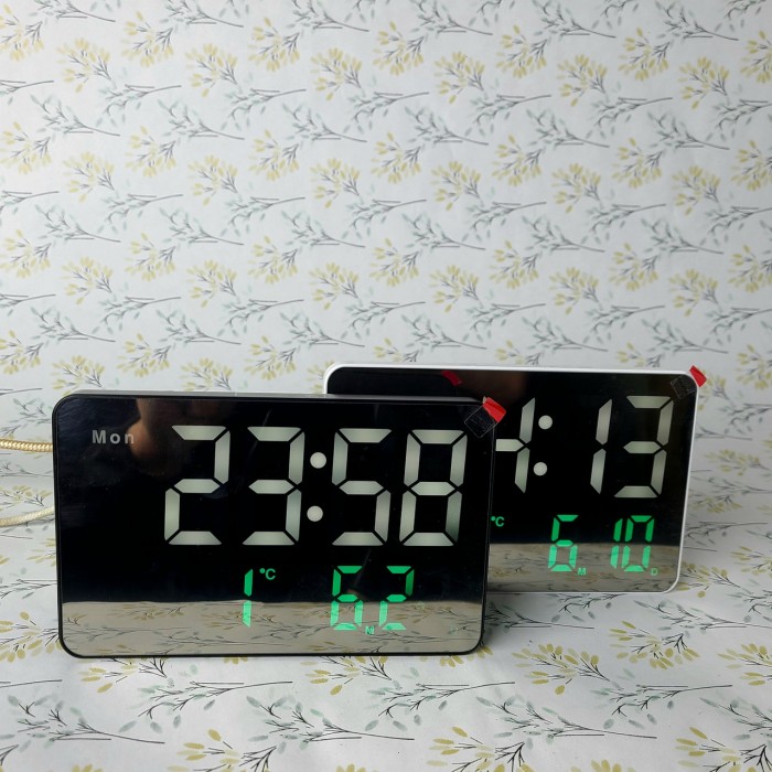 Годинник електронний 14х10 см 670